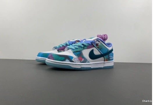 Laboratories Futura Nike Bleached Aqua SB Low Dunk 1225